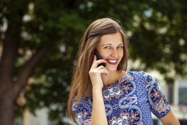 telefon ederken mutlu güzel kız 