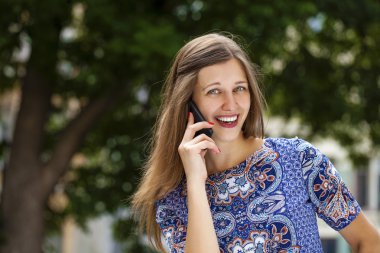 telefon ederken mutlu güzel kız 
