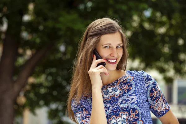 Joyeux belle fille appelant par téléphone — Photo