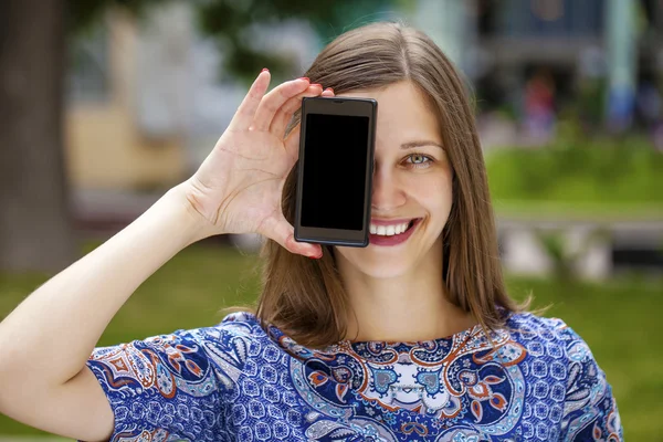 Νεαρή γυναίκα καλύπτει smartphone οθόνη πρόσωπο — Φωτογραφία Αρχείου