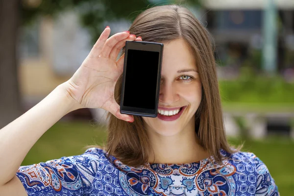 Ung kvinna täcker sitt ansikte skärm smartphone — Stockfoto