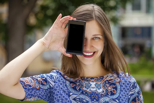 Молодая женщина закрывает лицо экран смартфона — стоковое фото