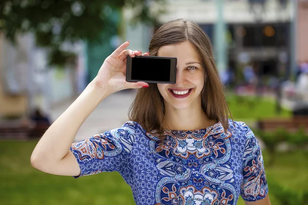 Genç kadın onun yüz ekran smartphone kapsar — Stok fotoğraf