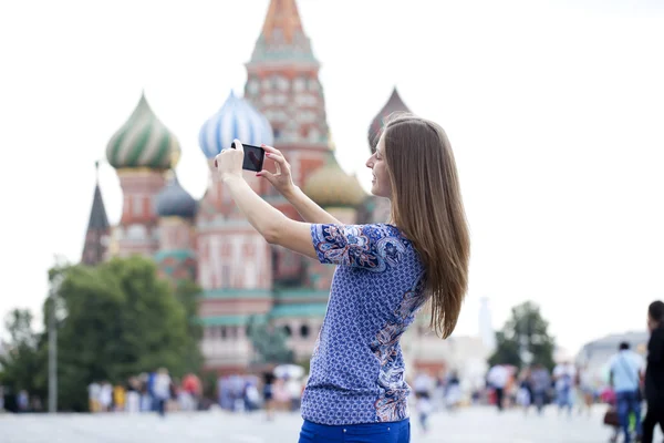 若い女性はモスクワの観光地を撮影しました。 — ストック写真
