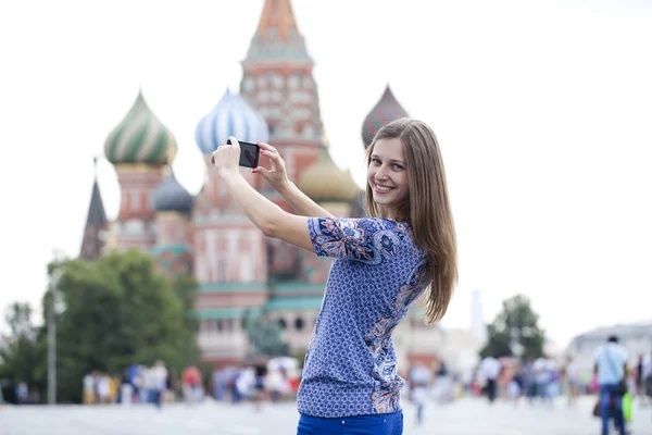 Młoda kobieta fotografowane atrakcji w Moskwie — Zdjęcie stockowe