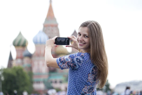 Jonge vrouw gefotografeerd attracties in Moskou — Stockfoto