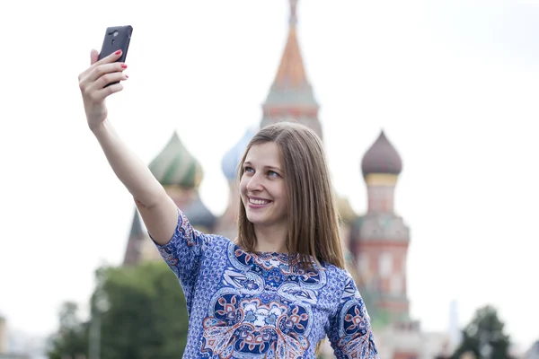 Ευτυχισμένος κορίτσι όμορφο που φωτογραφήθηκε σε ένα κινητό τηλέφωνο — Φωτογραφία Αρχείου