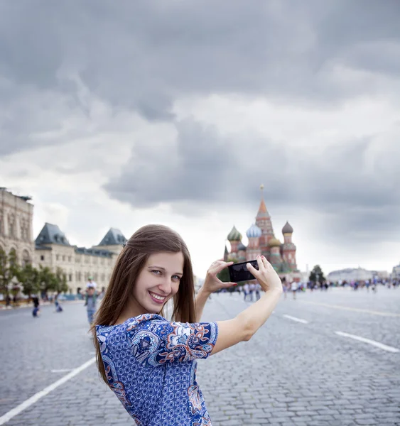 Jovem mulher fotografou atrações em Moscou — Fotografia de Stock