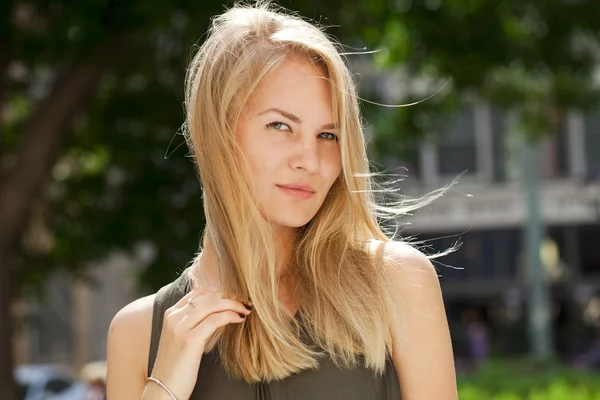 Młoda piękna blondynka — Zdjęcie stockowe