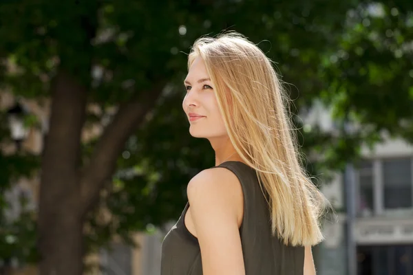 Junge schöne blonde Frau — Stockfoto