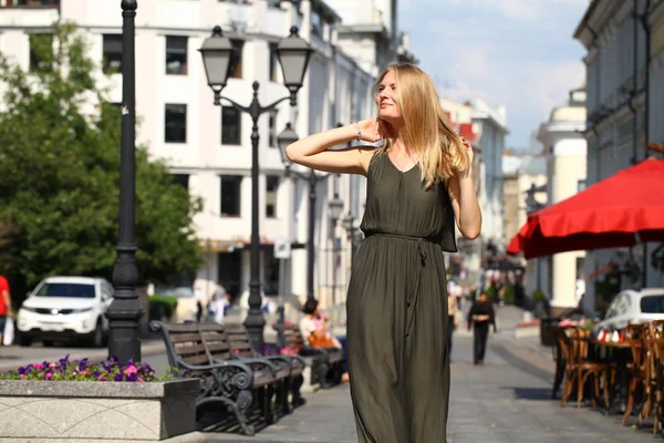 Krásná mladá blondýna žena v dlouhých šatech — Stock fotografie