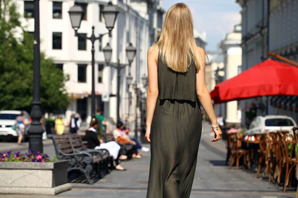 Krásná mladá blondýna žena v dlouhých šatech — Stock fotografie