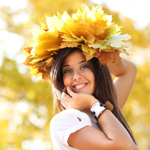 Joyeux belle fille avec un bouquet de feuilles d'érable — Photo