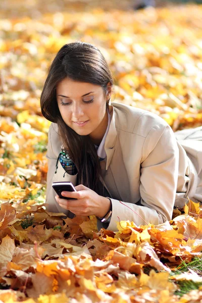 Mladá bruneta žena volá po telefonu — Stock fotografie