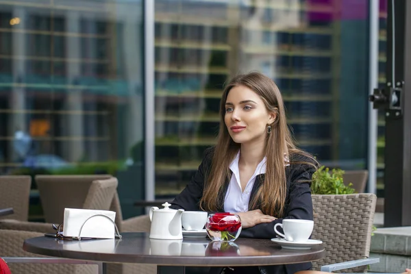 Feliz mujer de negocios en beber una taza de café en un café de verano —  Fotos de Stock