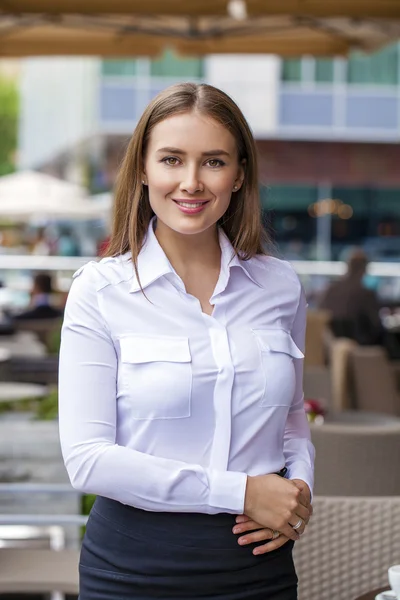 Gelukkig zakenvrouw in wit overhemd — Stockfoto