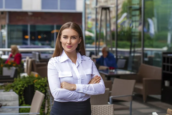 Gelukkig zakenvrouw in wit overhemd — Stockfoto