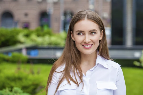 Счастливая деловая женщина в белой рубашке — стоковое фото