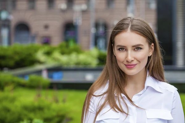 Glückliche Geschäftsfrau im weißen Hemd — Stockfoto