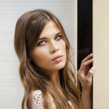 güzel bir genç kız portresi kapatmak