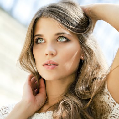 güzel bir genç kız portresi kapatmak