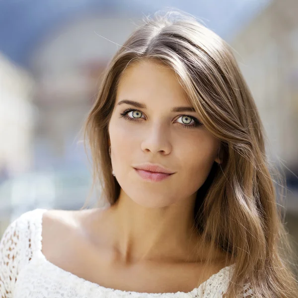 Close up portrait of a beautiful young girl — Stock Photo, Image