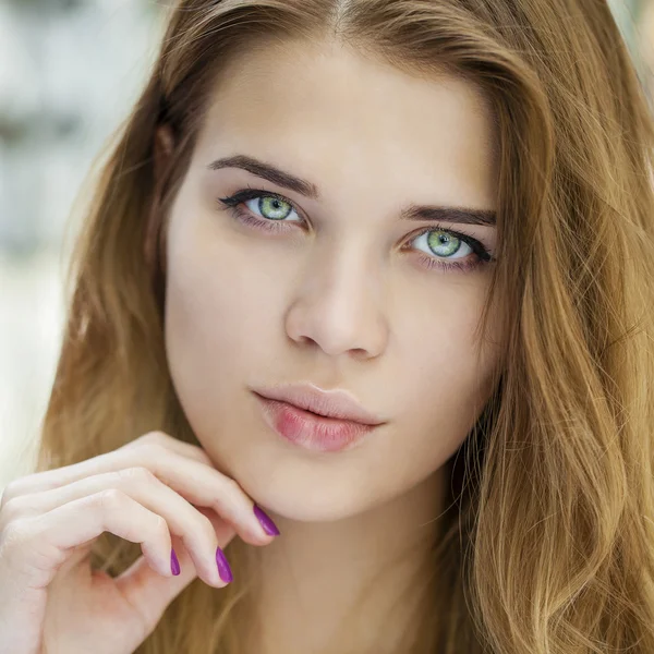 Retrato de cerca de una hermosa joven — Foto de Stock