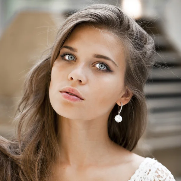 Retrato de cerca de una hermosa joven — Foto de Stock