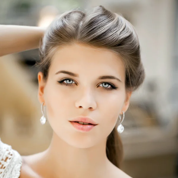 Retrato de cerca de una hermosa joven — Foto de Stock