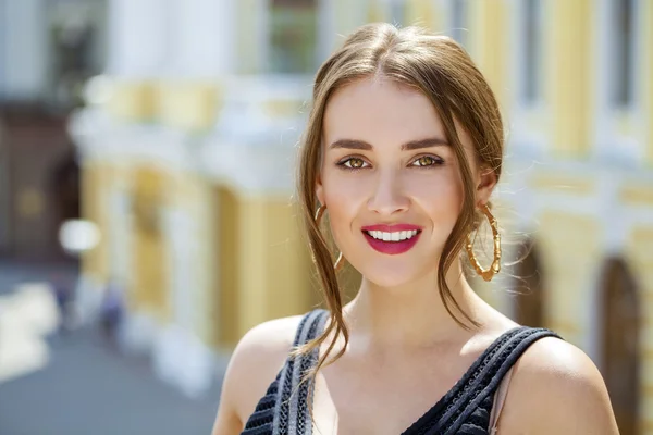 Joven hermosa mujer en vestido negro posando al aire libre en soleado nosotros — Foto de Stock