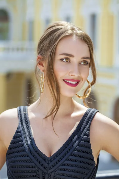 Joven hermosa mujer en vestido negro posando al aire libre en soleado nosotros —  Fotos de Stock