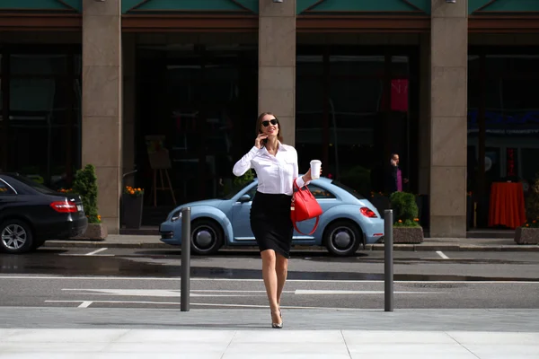 Beautiful business woman calling by phone — Stock Photo, Image