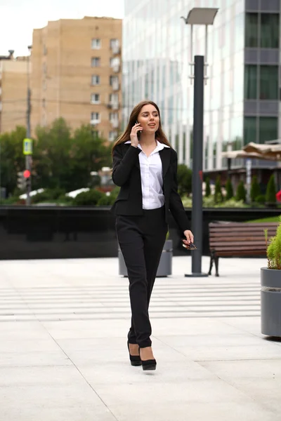 Hermosa mujer de negocios llamando por teléfono — Foto de Stock