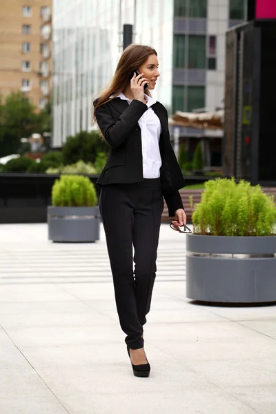 Belle femme d'affaires appelant par téléphone — Photo