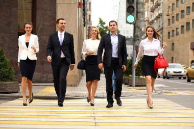 karşıdan karşıya geçerken işadamları grubu