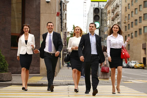 Grupo de Empresários Cruzando Rua — Fotografia de Stock