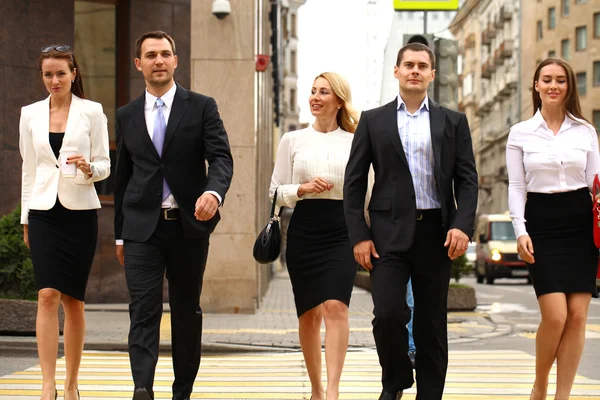 Grupo de Empresarios Cruzando la Calle — Foto de Stock