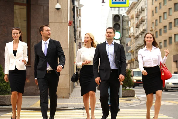 Karşıdan karşıya şehir geçerken beş başarılı iş adamları — Stok fotoğraf