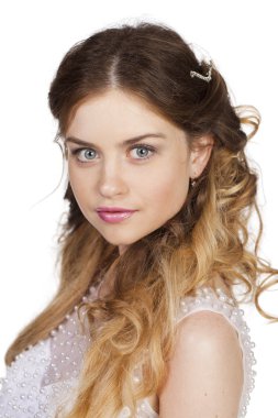 Güzel bir sarışın portresi stüdyo yakın çekim ile parlak makeu