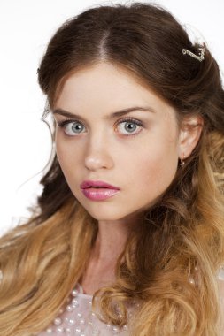 Güzel bir sarışın portresi stüdyo yakın çekim ile parlak makeu