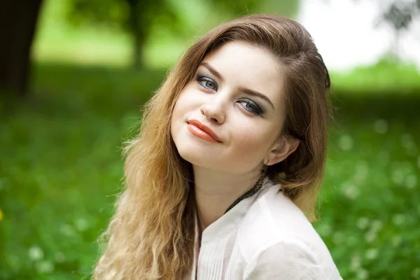 Retrato de mujer rubia joven — Foto de Stock