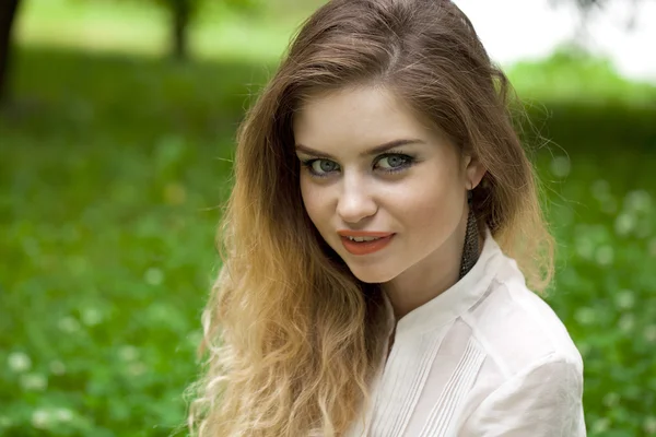 Retrato de jovem mulher loira — Fotografia de Stock