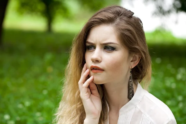 Portret van jonge brunette vrouw — Stockfoto