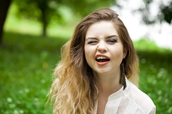 Retrato de jovem mulher loira — Fotografia de Stock