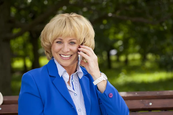 Retrato de una anciana hermosa mujer hablando por teléfono celular — Foto de Stock