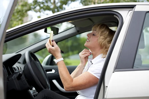 Vecchio felice anziano driver donna 55-60 anni in giacca Guida di un C — Foto Stock