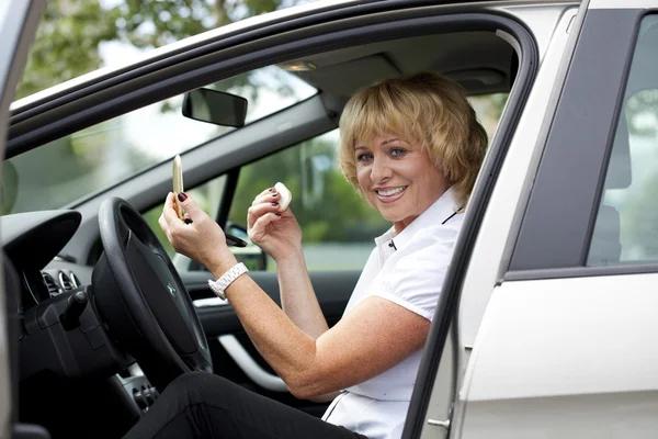 Oude gelukkig oudere stuurprogramma vrouw 55-60 jaar in jas rijden een C — Stockfoto