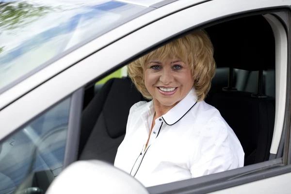 Velho motorista idoso feliz mulher 55-60 anos de casaco Condução de um C — Fotografia de Stock