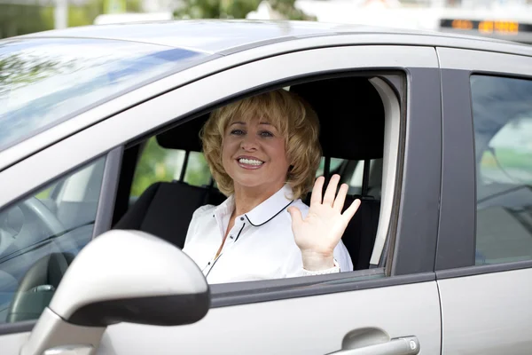 Old happy elderly driver woman 55-60 years in jacket Driving a C — Stock Photo, Image