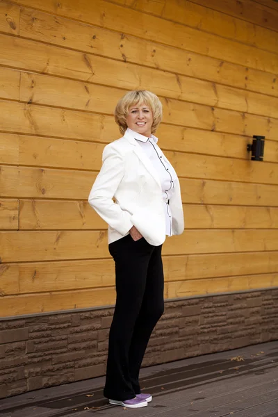 Porträt einer älteren Frau in weißer Jacke auf dem Hintergrund — Stockfoto